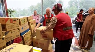 霧台鄉大武部落道路中斷 潮州妙光禪寺住持釋見引熱心捐助物資