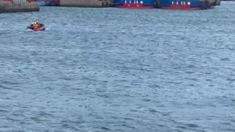 竹圍漁港5高中生戲水！4人遭浪捲走　移工救2人2失蹤