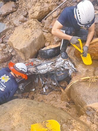 南横坠谷案 少女生父崩溃认尸