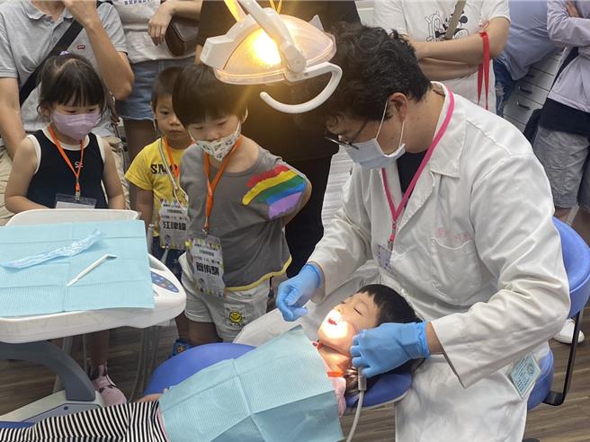 基隆市政府与牙医公会合作，2日举办幼儿亲子牙医体验营，带领幼儿认识口腔卫生、体验当上牙医师。（基隆市政府提供／张志康基隆传真）
