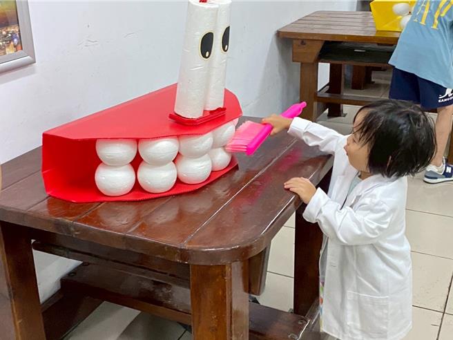 基隆市政府与牙医公会合作，2日举办幼儿亲子牙医体验营，带领幼儿认识口腔卫生、体验当上牙医师。（基隆市政府提供／张志康基隆传真）