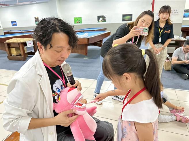 基隆市政府与牙医公会合作，2日举办幼儿亲子牙医体验营，带领幼儿认识口腔卫生、体验当上牙医师。（基隆市政府提供／张志康基隆传真）