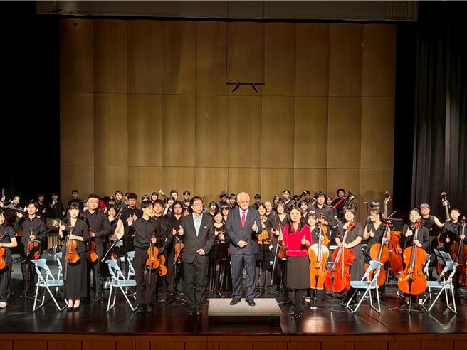  68位来自桃园市各地区热爱音乐的青少年所组成的Sky line天际綫乐团，8月7日至12日将赴新加坡征战国际的「佛莱士音乐比赛」。2日下午桃园市龙潭客家文化馆演艺厅举办赛前音乐会。（廖姮玥摄）