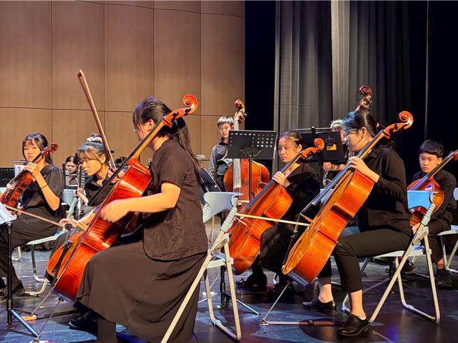  68位来自桃园市各地区热爱音乐的青少年所组成的Sky line天际綫乐团，8月7日至12日将赴新加坡征战国际的「佛莱士音乐比赛」。2日下午桃园市龙潭客家文化馆演艺厅举办赛前音乐会。（廖姮玥摄）