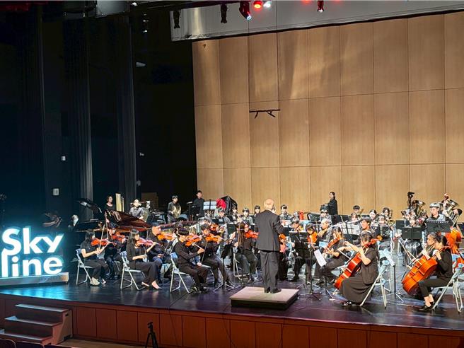  68位来自桃园市各地区热爱音乐的青少年所组成的Sky line天际綫乐团，8月7日至12日将赴新加坡征战国际的「佛莱士音乐比赛」。2日下午桃园市龙潭客家文化馆演艺厅举办赛前音乐会。（廖姮玥摄）