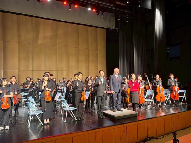  68位来自桃园市各地区热爱音乐的青少年所组成的Sky line天际綫乐团，8月7日至12日将赴新加坡征战国际的「佛莱士音乐比赛」。2日下午桃园市龙潭客家文化馆演艺厅举办赛前音乐会。（廖姮玥摄）