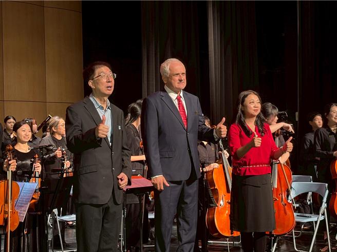  68位来自桃园市各地区热爱音乐的青少年所组成的Sky line天际綫乐团，8月7日至12日将赴新加坡征战国际的「佛莱士音乐比赛」。2日下午桃园市龙潭客家文化馆演艺厅举办赛前音乐会。（廖姮玥摄）