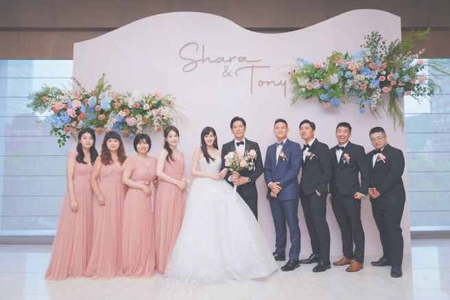 林逸欣和老公的媒人李運慶（右3），也是今晚的伴郎之一。（圖／欣宇宙音樂提供）