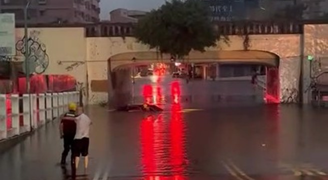 台南市今（2日）清晨遭暴雨狂袭，东区四维地下道严重积水，2辆车行经时当场抛锚，其中一辆多元计程车几乎灭顶，车内4人惊险逃生。（翻摄记者爆料网）