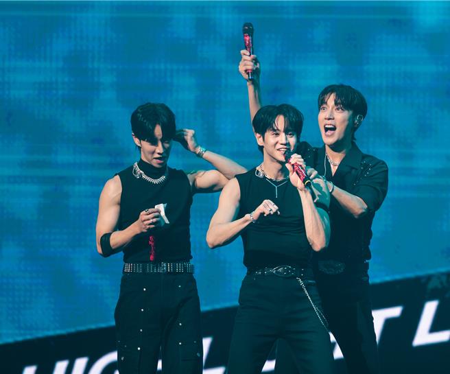 梁耀燮提醒站區的朋友要注意安全，尹斗俊搞笑模仿粉絲推擠的動作。（郭吉銓攝）