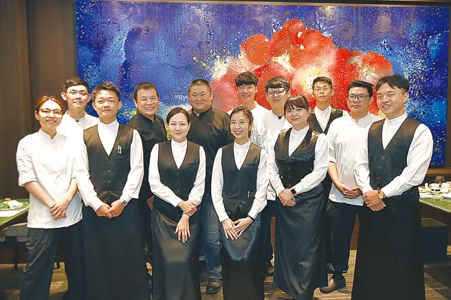 預約制高端私房菜餐廳「aMaze心宴」行政總廚楊光宗（後排左二）表示，餐廳每季套餐都是團隊共同發想創作。圖／姚舜