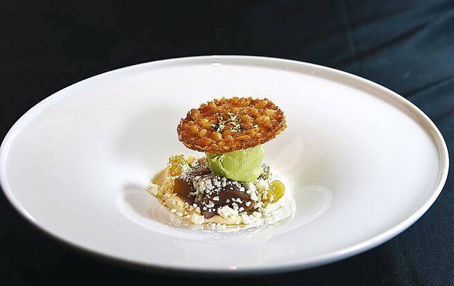 「aMaze心宴」夏季套餐主甜點「芋頭/地瓜」，以蜜漬芋頭與地瓜融合抹茶冰淇淋與鹹味鮮奶油，搭配堅果太妃風味脆餅，內蘊台灣歷史情感，將「融合」意義提升至更高層次。圖／姚舜