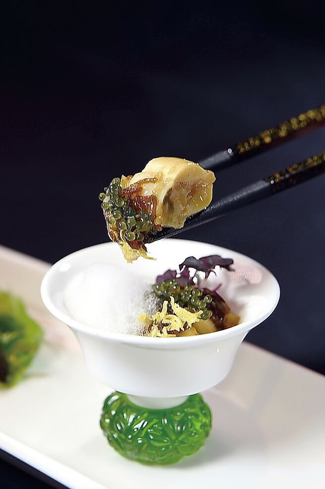 「aMaze心宴」夏季套餐開胃前菜「淡菜」，是以產地直送馬祖淡菜煮後，用淡菜高湯的Foam與日本水雲醋、和風醬與海葡萄提味。圖／姚舜