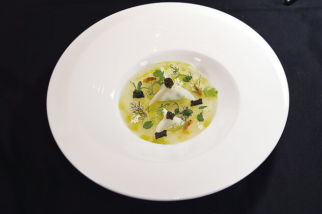 「魚丸/魚子醬/地芝燕」是用和冬瓜蒸煮後的素燕窩「地芝燕」舖底，主角是分別用蘿蔔片和筍片為「餃皮」，包入魚漿和干貝泥為餡的「餃子」。圖／姚舜