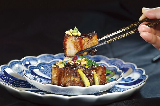 「無錫杜洛克/菊花炭」是以桃園杜洛克黑豬腩排，以用鎮江醋、巴薩米克與白醋等多種酸香調味製成的滷汁，以小火滷煮浸泡後再煎炸，最後以菊花炭煙燻，切成一定厚度，再搭配糖漬檸檬片平衡脂香呈盤上桌。圖／姚舜