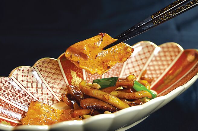 以魷魚、軟絲和香料酥餅合炒，帶著鍋香鑊氣上桌的「宮保雙魷」，是「aMaze心宴」本季送給客人的「隱藏版菜式」。圖／姚舜