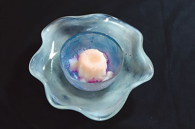 「aMaze心宴」夏季套餐主菜之前的清口冰沙，是用荔枝、水蜜桃作的Sorbet，表面噴了柚子純露，底部襯了紅色火龍果汁。圖／姚舜