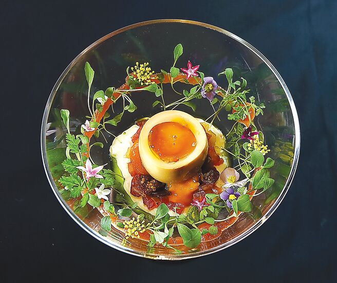 「燻蛋/番茄/起司」的創作概念，融合了中式「番茄炒蛋」和義式「卡布里沙拉」風味，呈盤如繁花盛開的花園。圖／姚舜