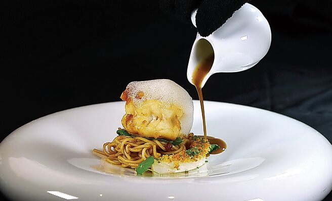 「aMaze心宴」夏季套餐主菜「明蝦/蒜苗/蘆筍」，由蝦膏、蝦黃和豬油爆炒成蝦膏泥，加入手工麵條大火快速拌炒，搭配香煎明蝦、蒜苗泡泡，再淋上以蝦頭、洋蔥、檸檬、香茅熬成高湯，風味與口感皆極富層次。圖／姚舜