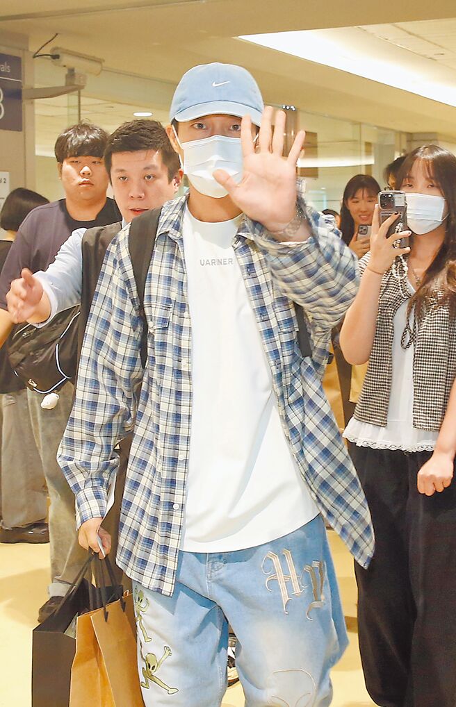 HIGHLIGHT隊長斗俊1日下機後親切揮手。（范揚光攝）