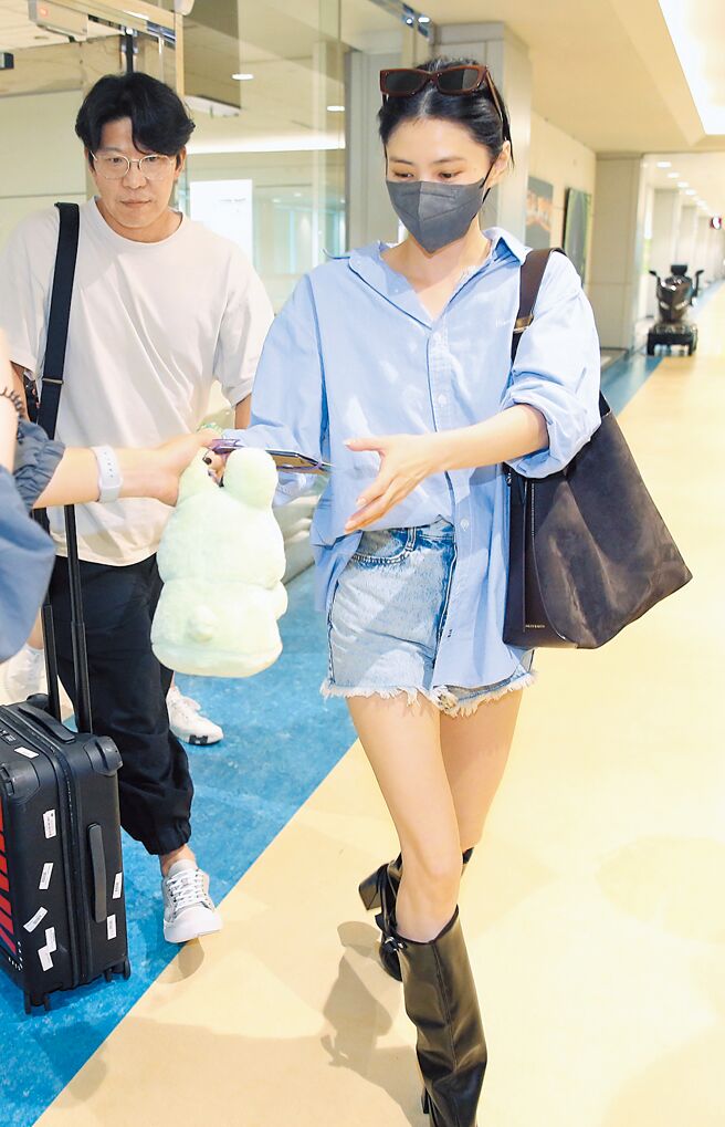 韓韶禧1日搭機抵台，下機時收到粉絲遞上的玩偶。（范揚光攝）