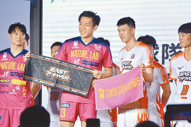 东京巨熊选手大竹壱青（左）与台北伊斯特曾祥铭代表球队交换毛巾象徵两队合作。（实习记者张宝仪摄）