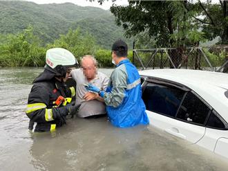台東太麻里暴雨水深及腰 現場曝光！人車受困消防急救援
