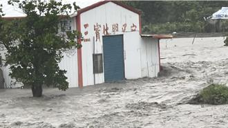 影》台東豪雨狂炸！太麻里金崙溪暴漲「泥流沖入民宅」 幸無人受困