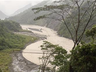天候惡劣！南橫上游土石流 一家五口搜救連2日暫停