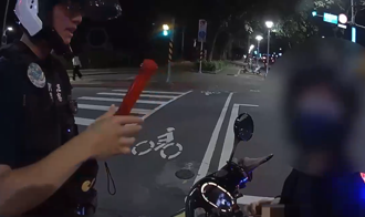 台北女騎士綠燈停滯10秒稱「禮讓警車」 警攔查驚覺是酒駕　