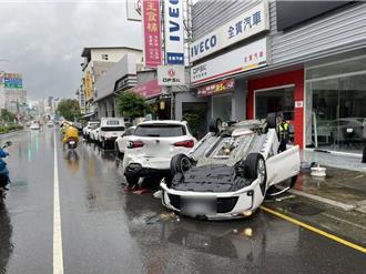 左转未注意撞上直行车惨翻 波及路边2车成「白车坟场」