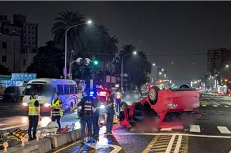 男子自撞安全岛翻车 酒测暴表送法办