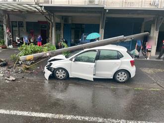 蘇澳女駕駛失控自撞電線桿 路樹倒塌車頭全毀
