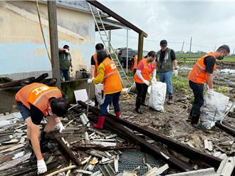 民进党志工团赴台南灾区  助民清理砖瓦