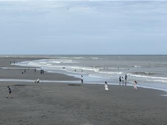 桃園竹圍漁港2高中生失蹤 持續搜救竟仍有民眾戲水