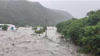 太麻里金崙溪土堤潰堤 道路積水2人受困！待雨勢趨緩挺進救援