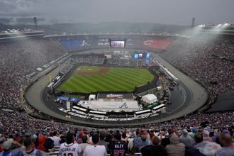MLB》豪雨打乱8.5万观眾纪录夜 「赛车场大战」仅1局就喊卡