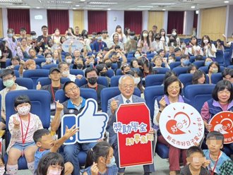 新北不動產公會連3年送愛 獎助218名弱勢學子安心追夢