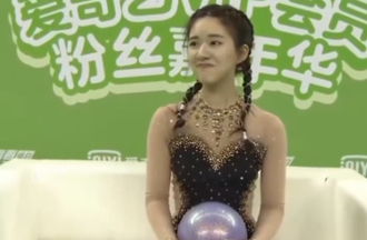 赵露思6年前崩溃画面被挖！疑遭经纪人PUA忍泪 当眾焦虑抠手