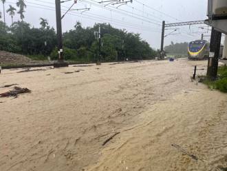林內站「泡泥流」列車停駛  畫面曝光太驚人！台鐵大延誤