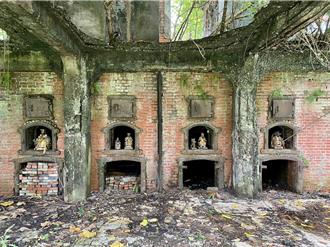 日據歷史建物圍籬倒塌、還搭設廣告 北市府怒了：限期改善