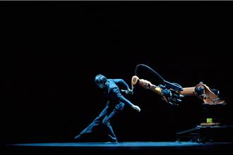 《黃翊與庫卡》人機共舞驚豔大阪！編舞家曝創作靈感是「他」