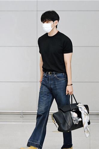 V现身机场 一身CELINE扮相超抢眼