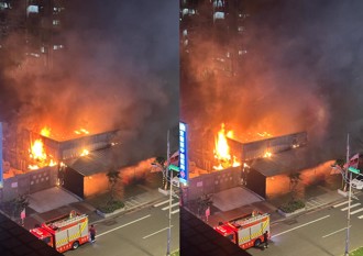 快訊》中壢環東黃昏市場暗夜大火 爆炸聲頻傳火舌亂竄