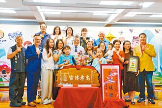 桃園 盲父泡奶、包尿布樣樣行 獲表揚