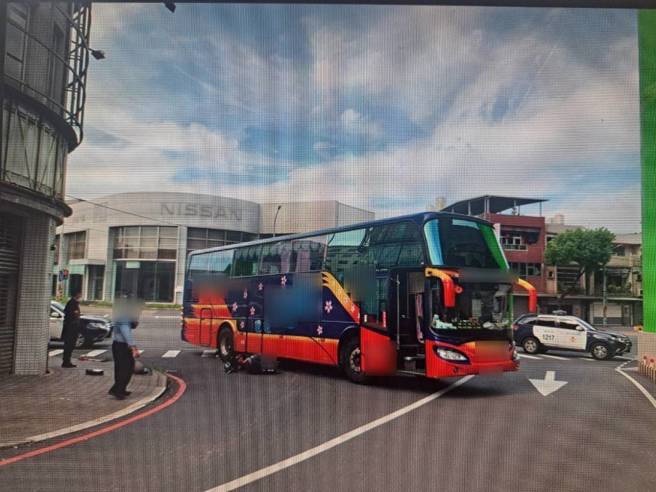 桃园芦竹一名20岁女骑士遭游览车辗毙。（图／翻摄照片）