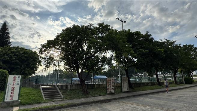 林杏兒說，目前市府決定在天母運動公園興建地下2層樓的停車場，可提供314個停車位，但這樣的數量不足以解決當地停車需求問題。（台北市議員林杏兒提供／張珈瑄台北傳真）