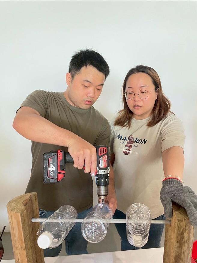 宇辰系統科員工及家眷製作「轉轉覓食遊具」。（新竹市政府提供／陳育賢新竹傳真）