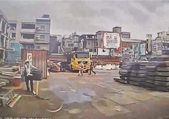 桃园绿捷中正力行站，郭姓工人坠6公尺深地下室。(翻摄照片)