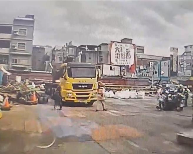 桃园绿捷中正力行站，郭姓工人坠6公尺深地下室。(翻摄照片)